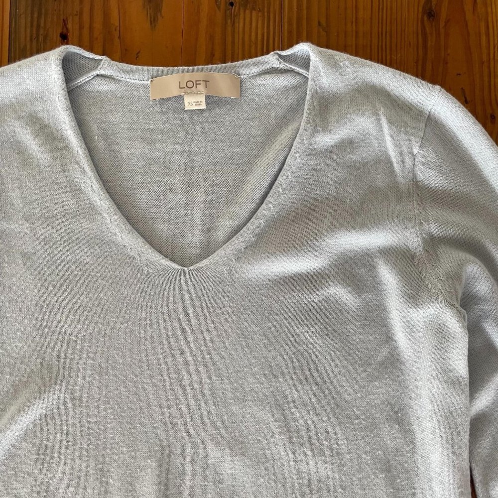 Loft Women’s Rounded V-Neck Sweater XS - Picture 3 of 4